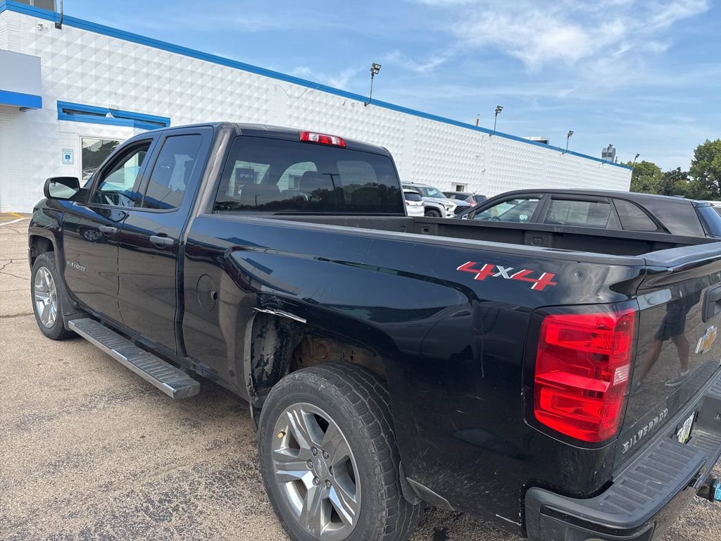 2018 Chevrolet Silverado 1500 Custom photo 3