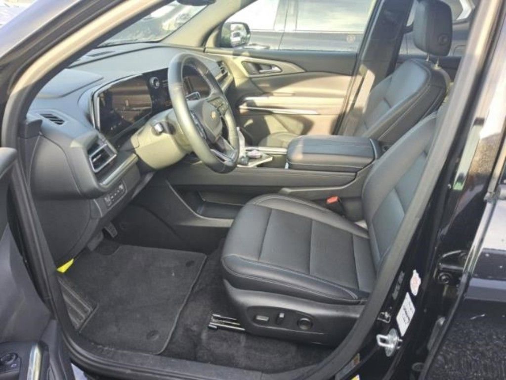 2025 Chevrolet Traverse photo 3