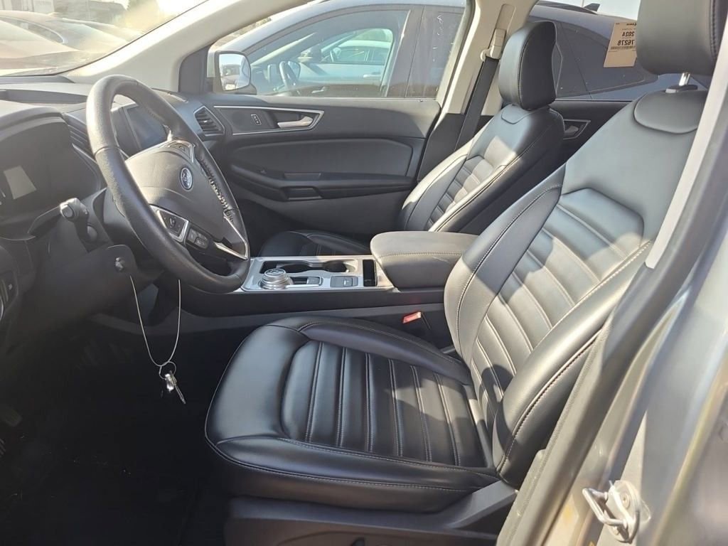 2024 Ford Edge SEL photo 2