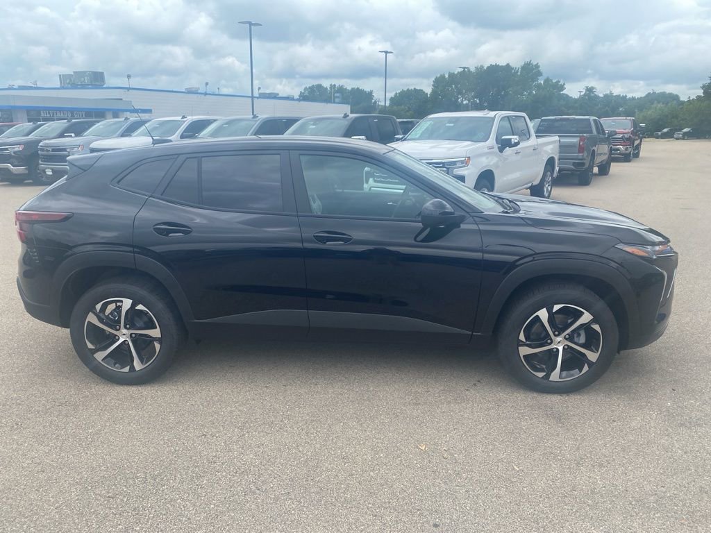 2025 Chevrolet Trax photo 2