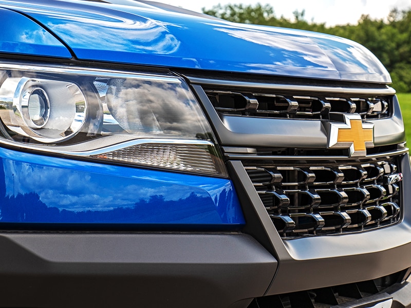 2019 Kinetic Blue Metallic Chevy Colorado front headlights and grille 