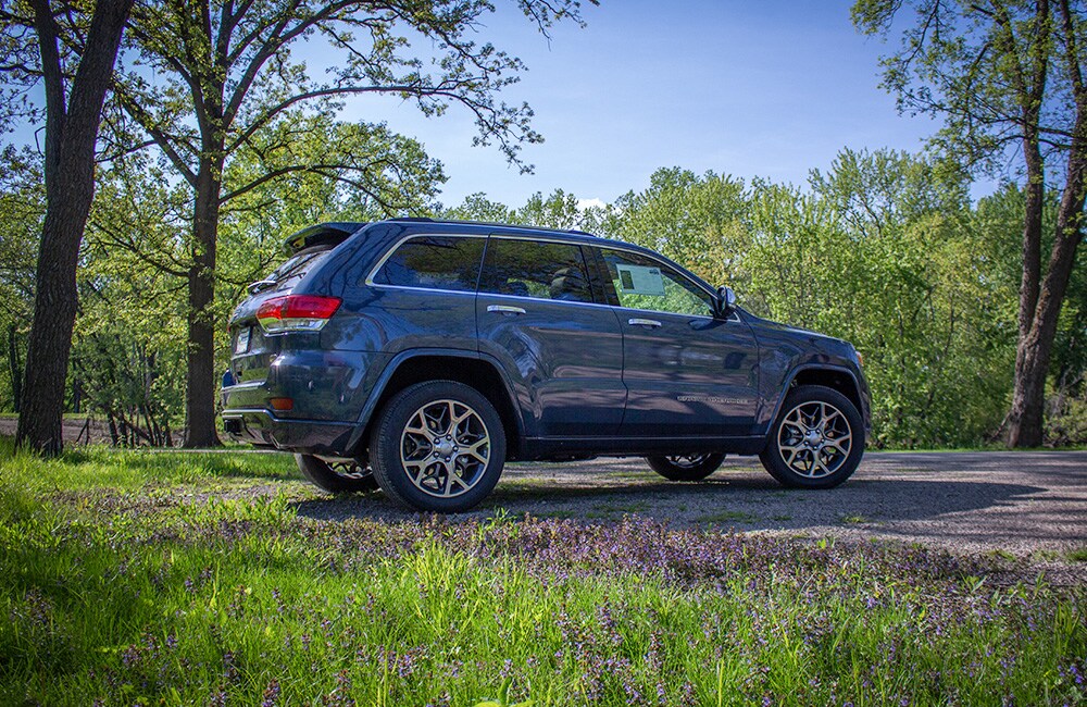 2019 Grand Cherokee outdoor side view Overland