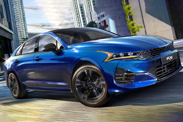 2021 Kia K5 Driving and turning in a street