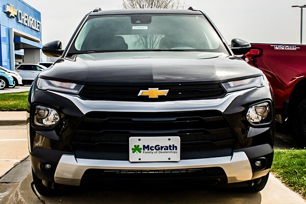 2021 Mosaic Black Chevy Trailblazer front grille and emblem