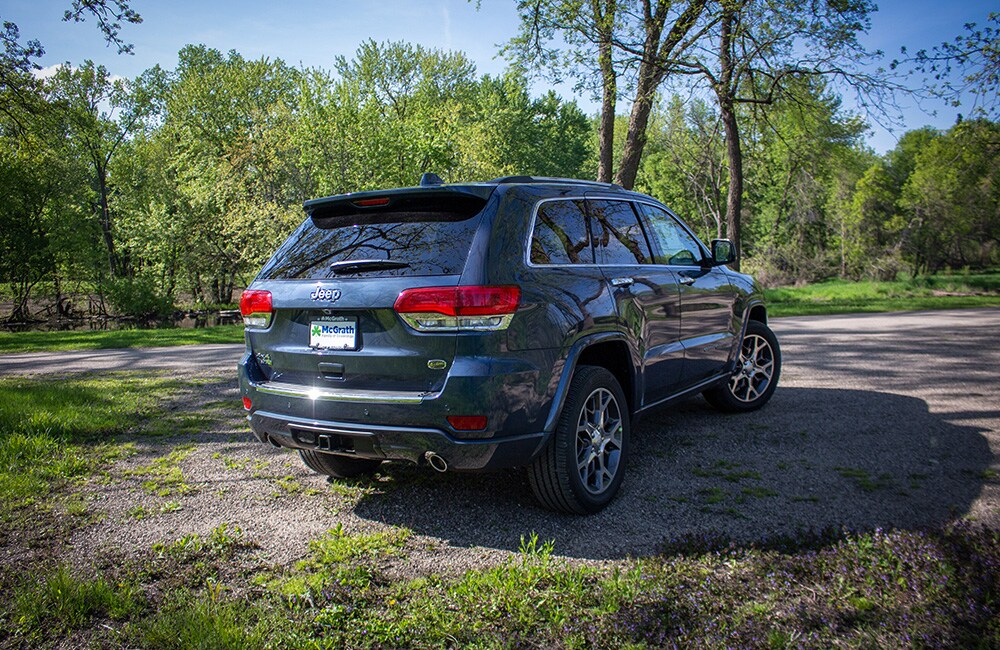 2019 Grand Cherokee outdoor rear side view Overland