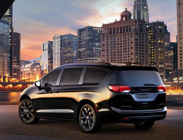 Black 2018 Chrysler Pacifica Touring L Side View