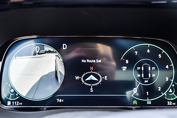 2021 Hyundai Palisade Digital Display showing blindspot detection and navigation