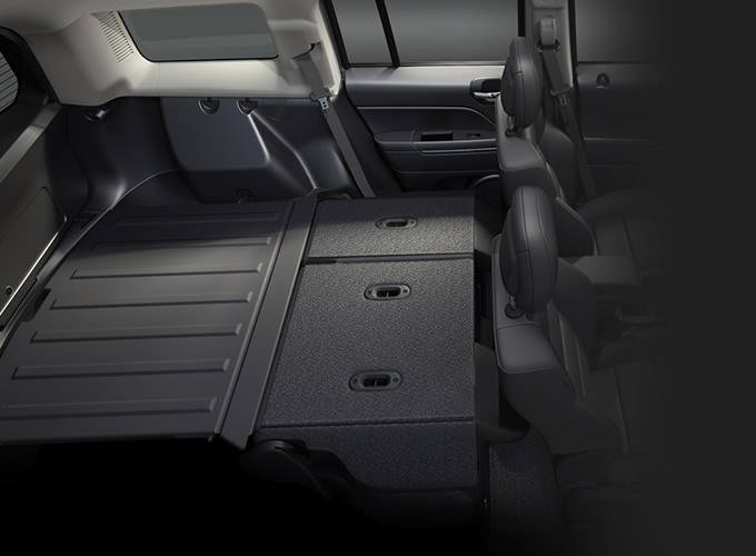 2016 Jeep Patriot interior 60/40 split folding seats