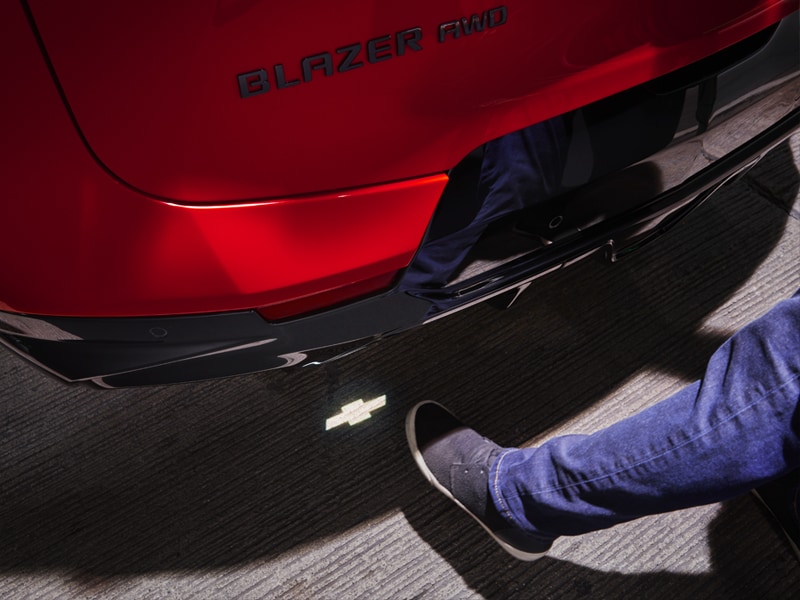 2019 Chevy Blazer Hands Free Tailgate being demonstrated