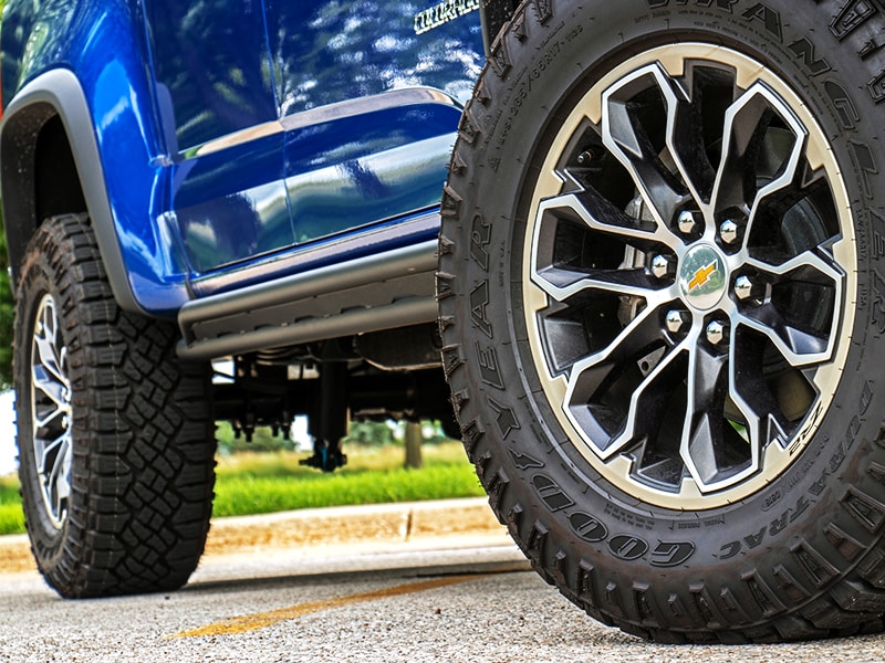 2019 Kinetic Blue Metallic Chevy Colorado 20-inch wheels