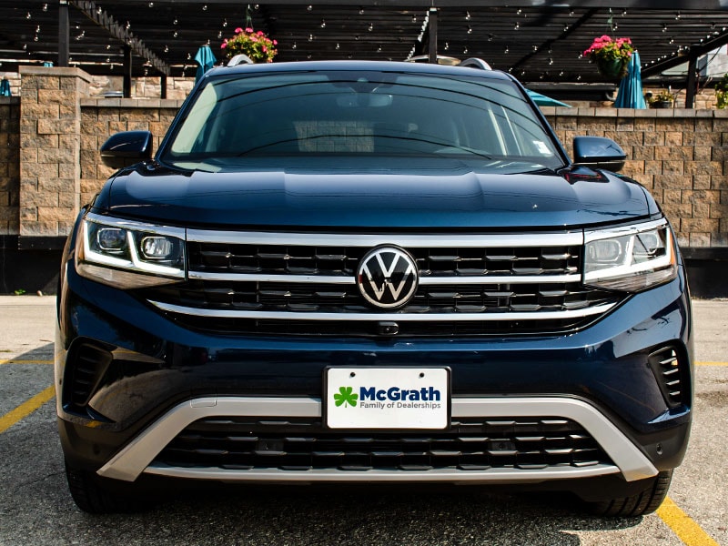 2021 Volkswagen Atlas front exterior parked next to building