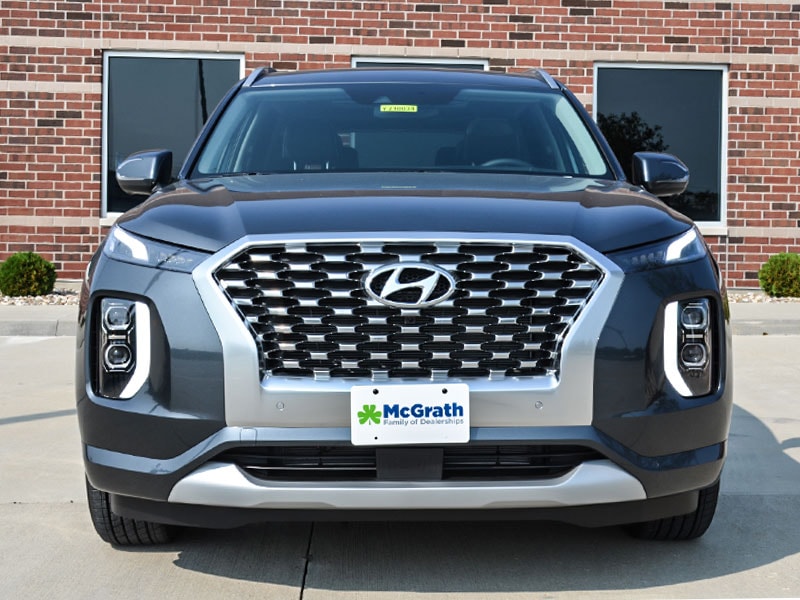 20201 Hyundai Palisade front grille parked next to a building