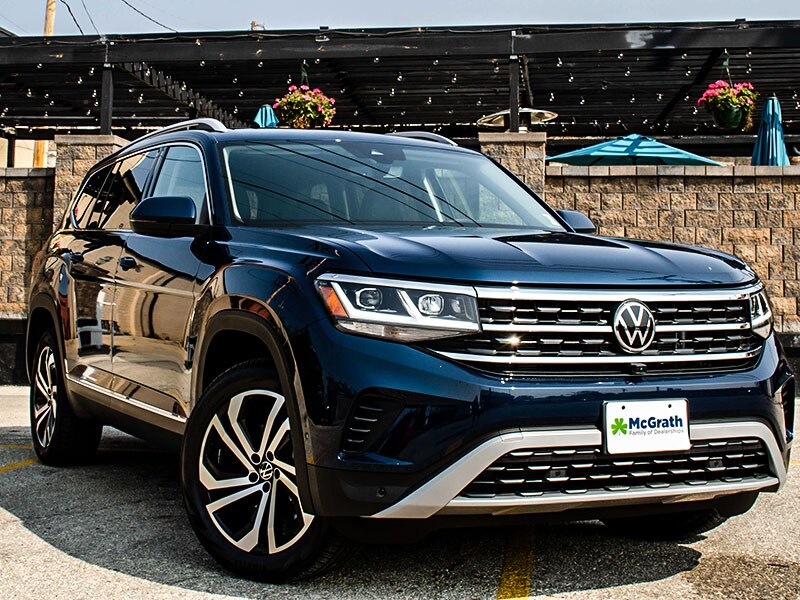 2021 Volkswagen Atlas front exterior parked next to buildling