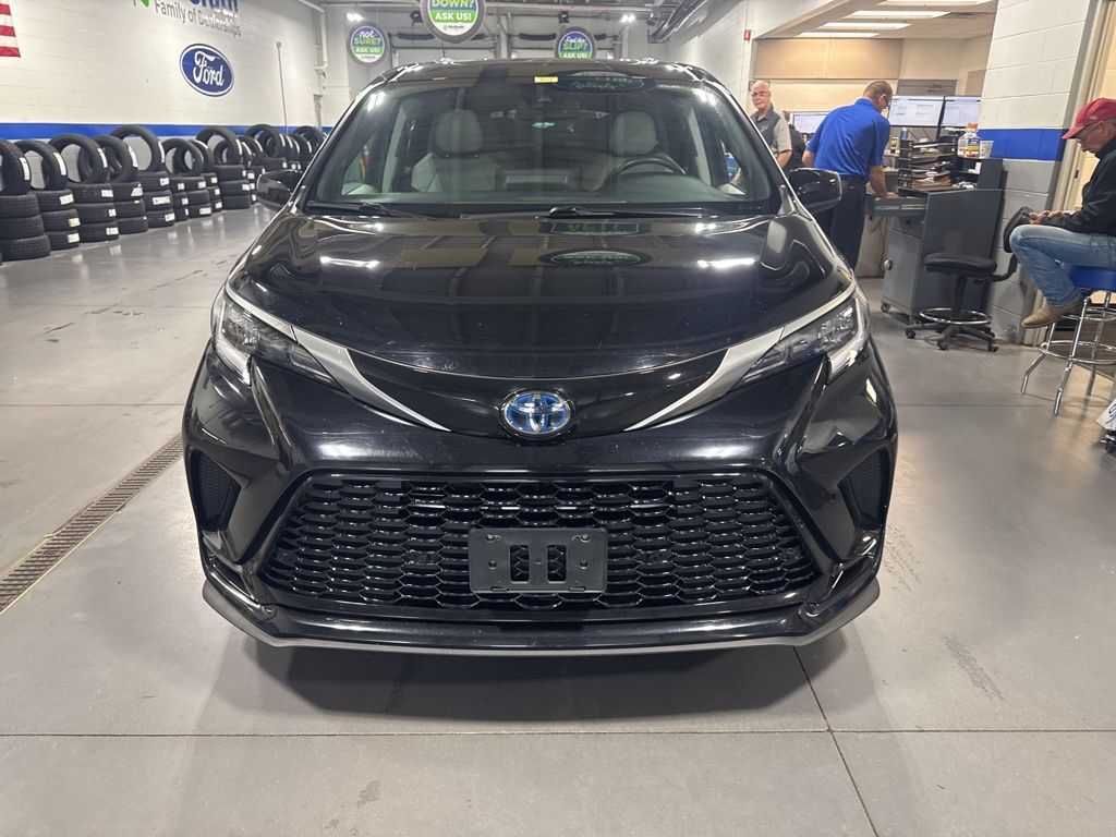 2021 Toyota Sienna XSE photo 2