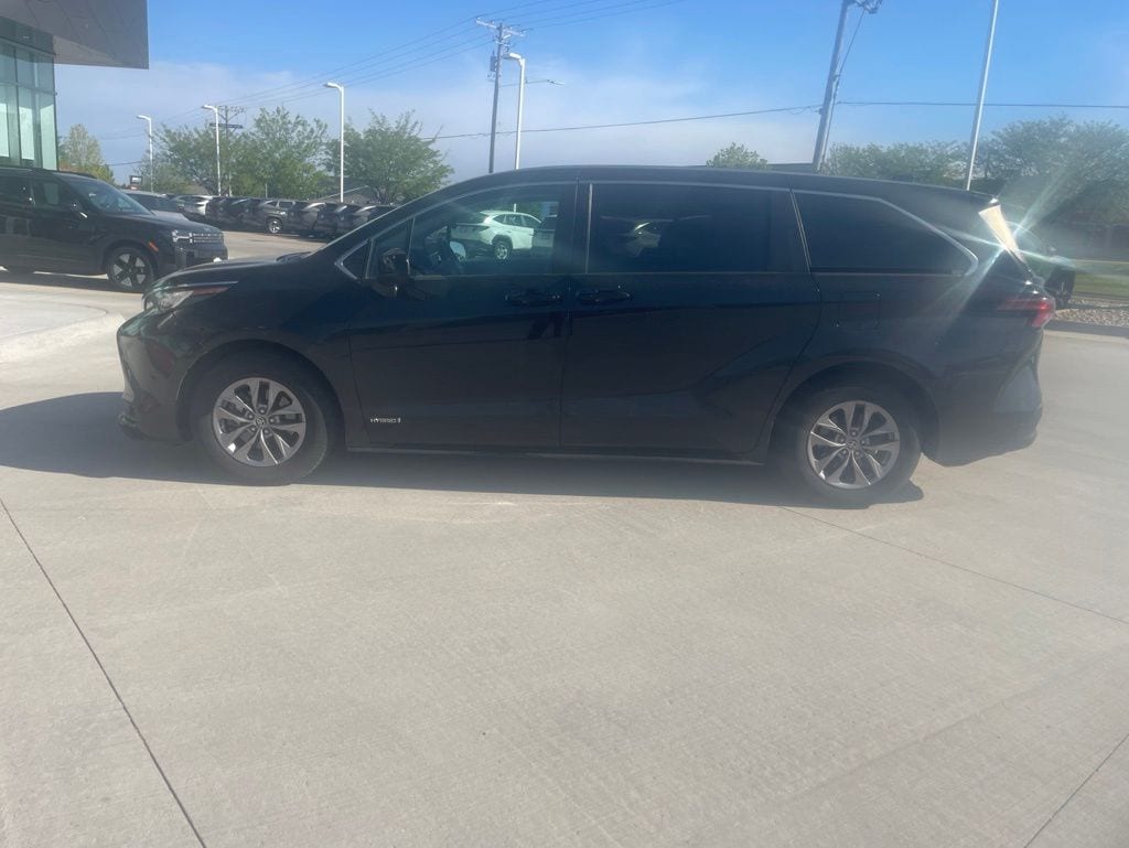 Used 2021 Toyota Sienna LE Minivan/Van