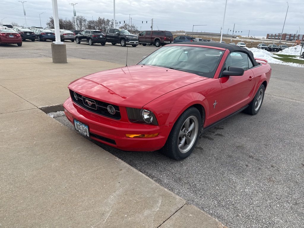 Used 2006 Ford Mustang Deluxe with VIN 1ZVHT84N565263138 for sale in Hiawatha, IA