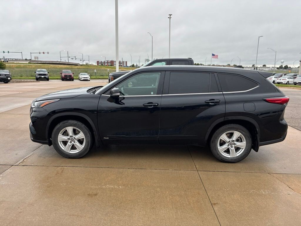 Used 2023 Toyota Highlander Hybrid LE SUV