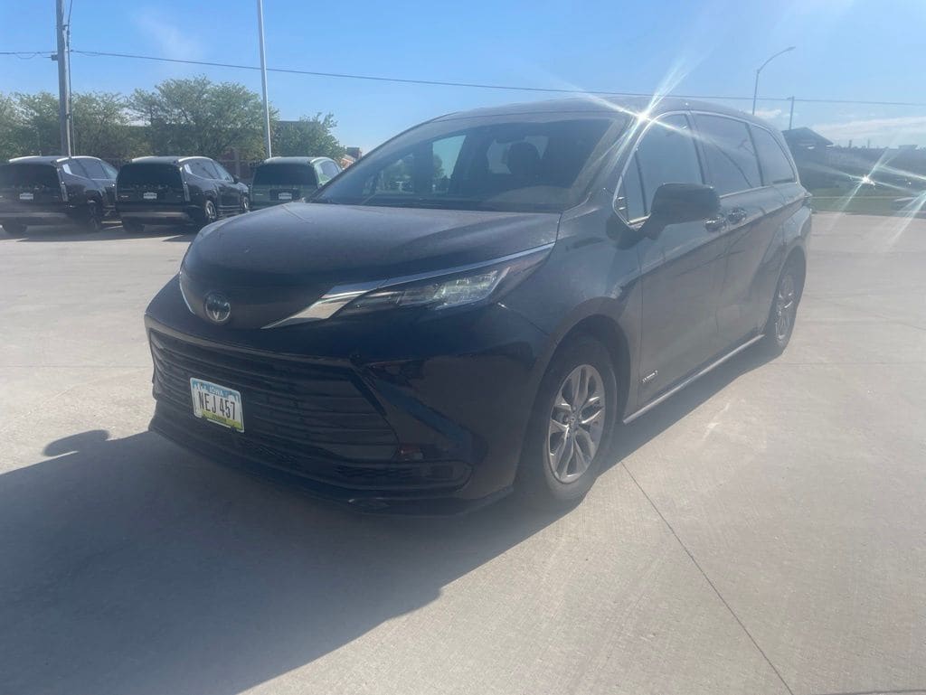 Used 2021 Toyota Sienna LE Minivan/Van