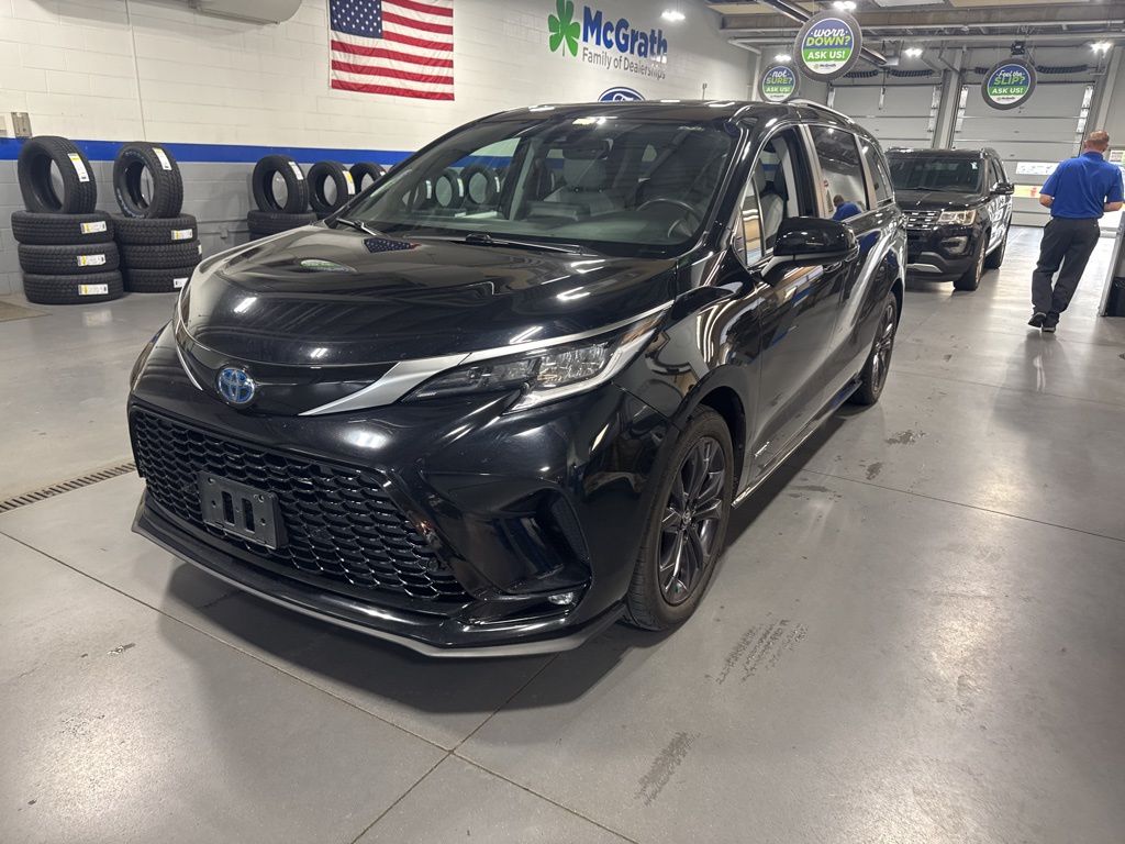 2021 Toyota Sienna XSE photo 3