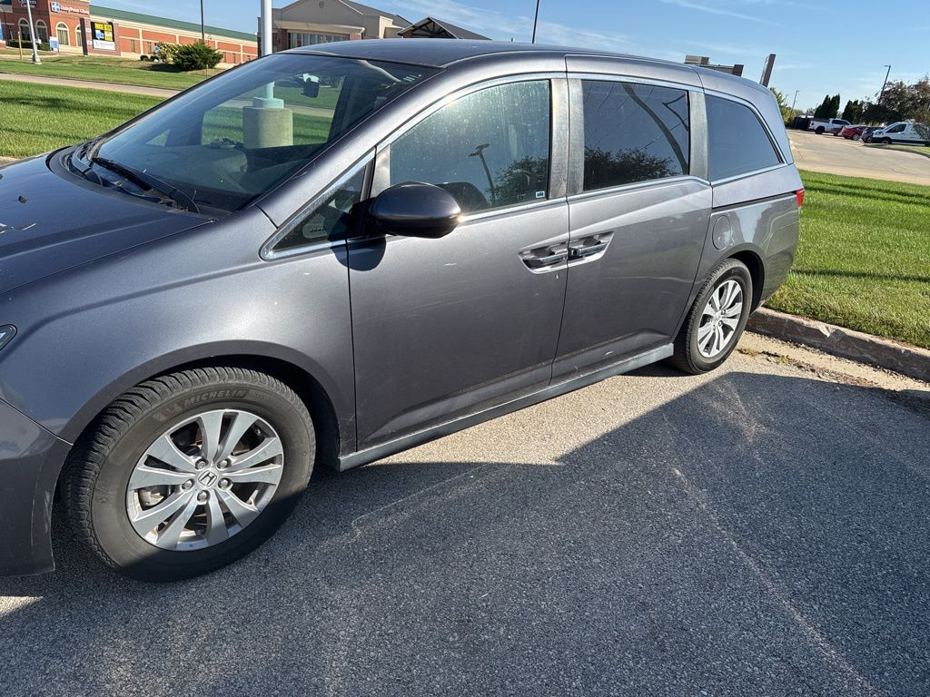 2017 Honda Odyssey SE photo 2