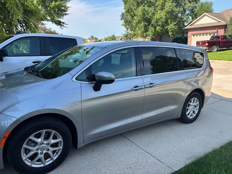 Used 2018 Chrysler Pacifica Touring with VIN 2C4RC1DG1JR130145 for sale in Hiawatha, IA
