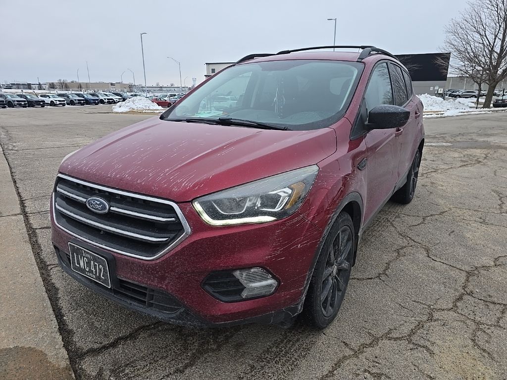 Used 2017 Ford Escape SE with VIN 1FMCU9G90HUB92711 for sale in Hiawatha, IA