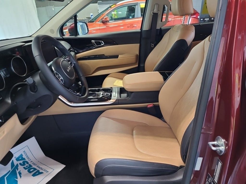 2022 Kia Carnival EX photo 3