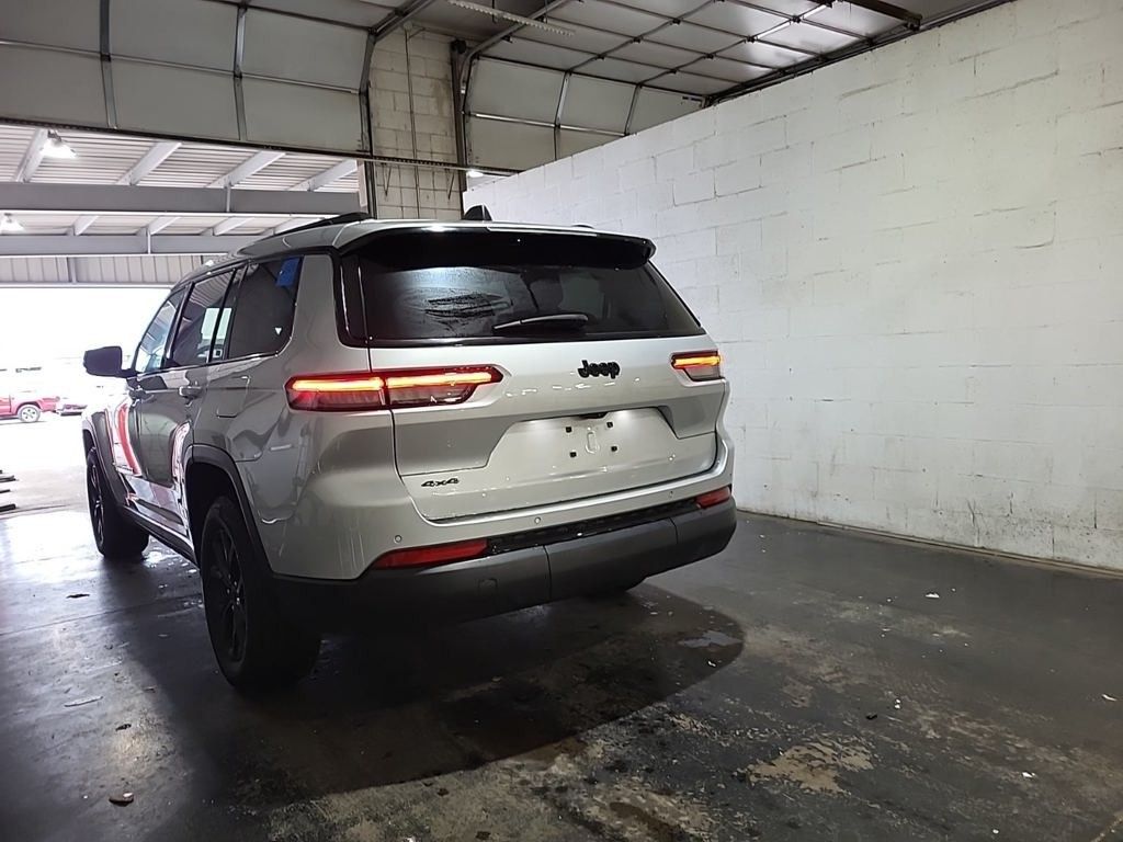 2024 Jeep Grand Cherokee Altitude photo 3