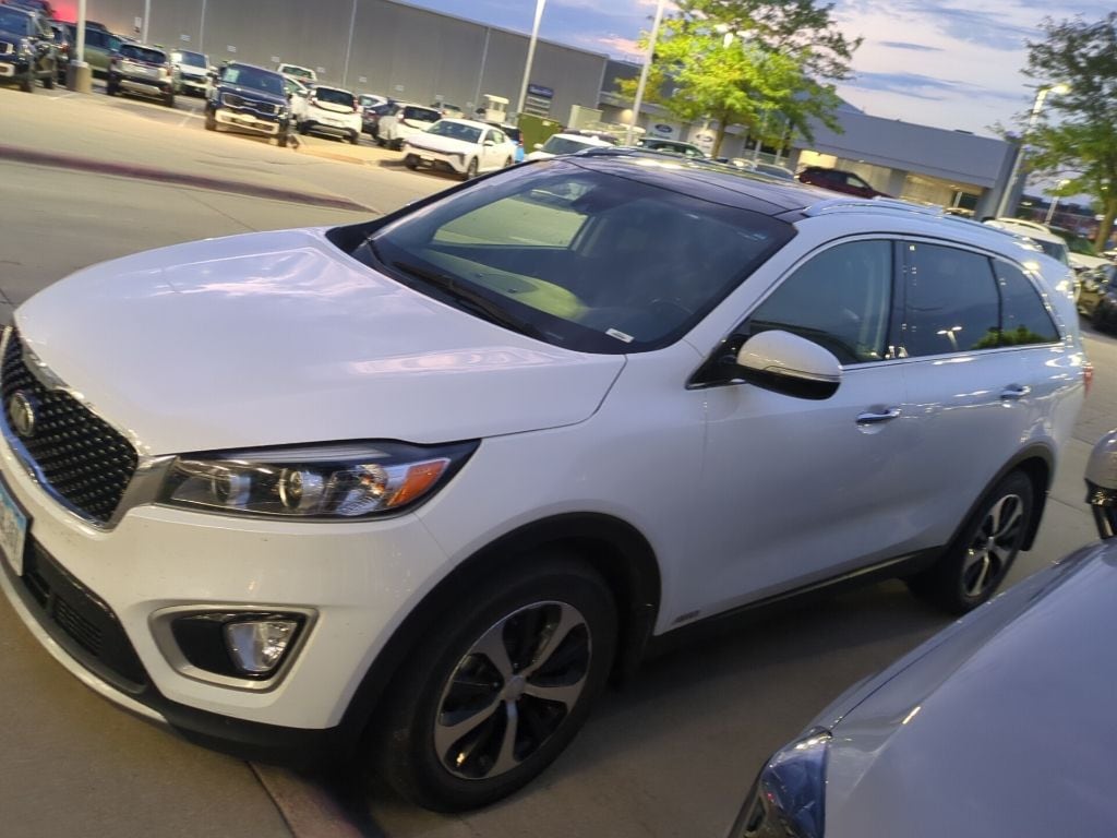 Used 2017 Kia Sorento EX with VIN 5XYPHDA17HG264750 for sale in Hiawatha, IA
