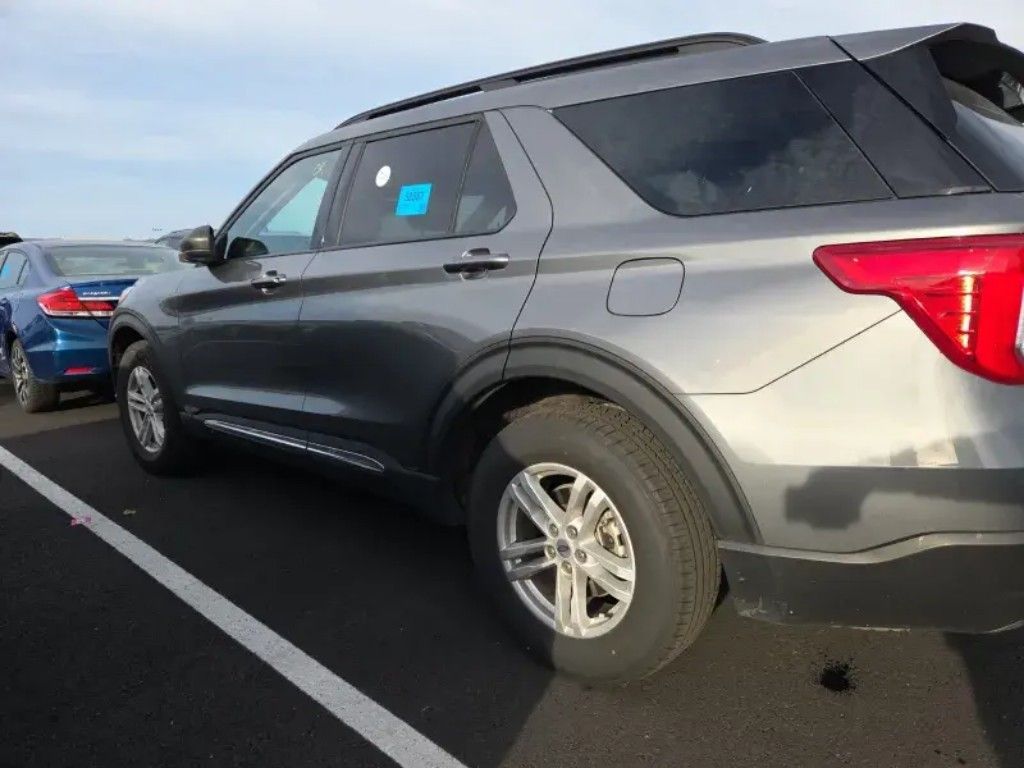 2024 Ford Explorer XLT photo 2