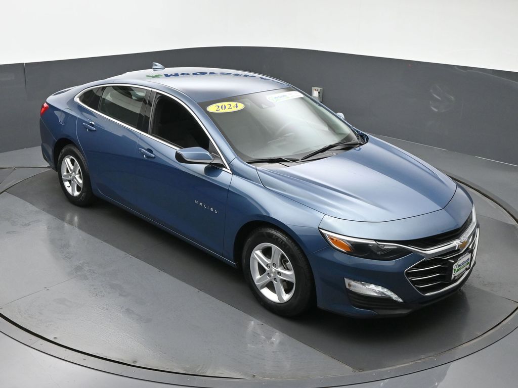 2024 Chevrolet Malibu 1LT photo 2