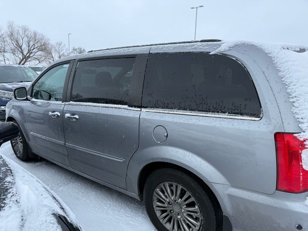 Used 2016 Chrysler Town & Country Touring-L with VIN 2C4RC1CG7GR137840 for sale in Hiawatha, IA