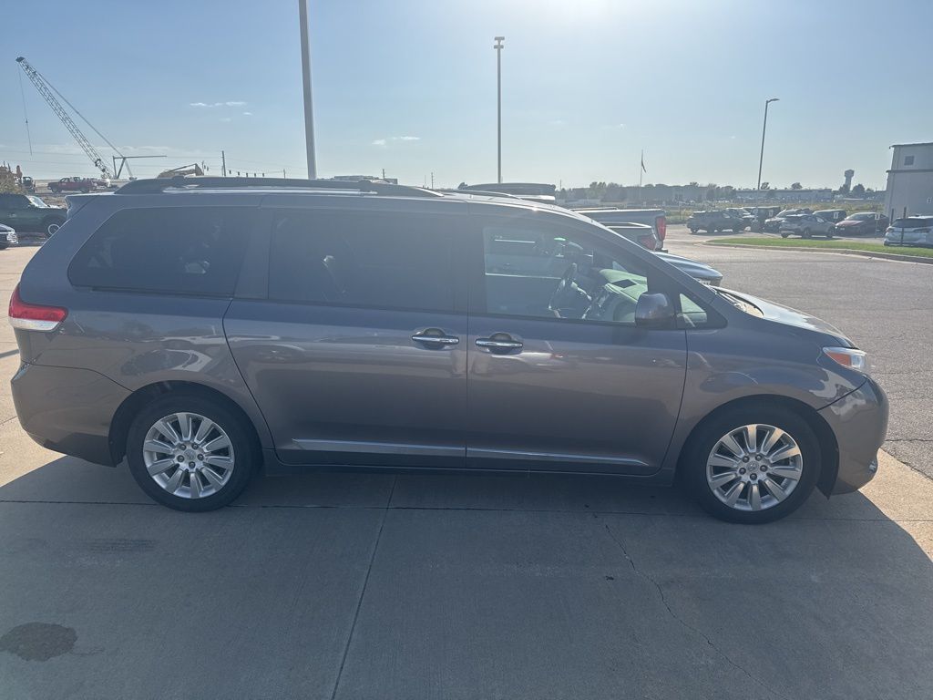 2011 Toyota Sienna XLE photo 3