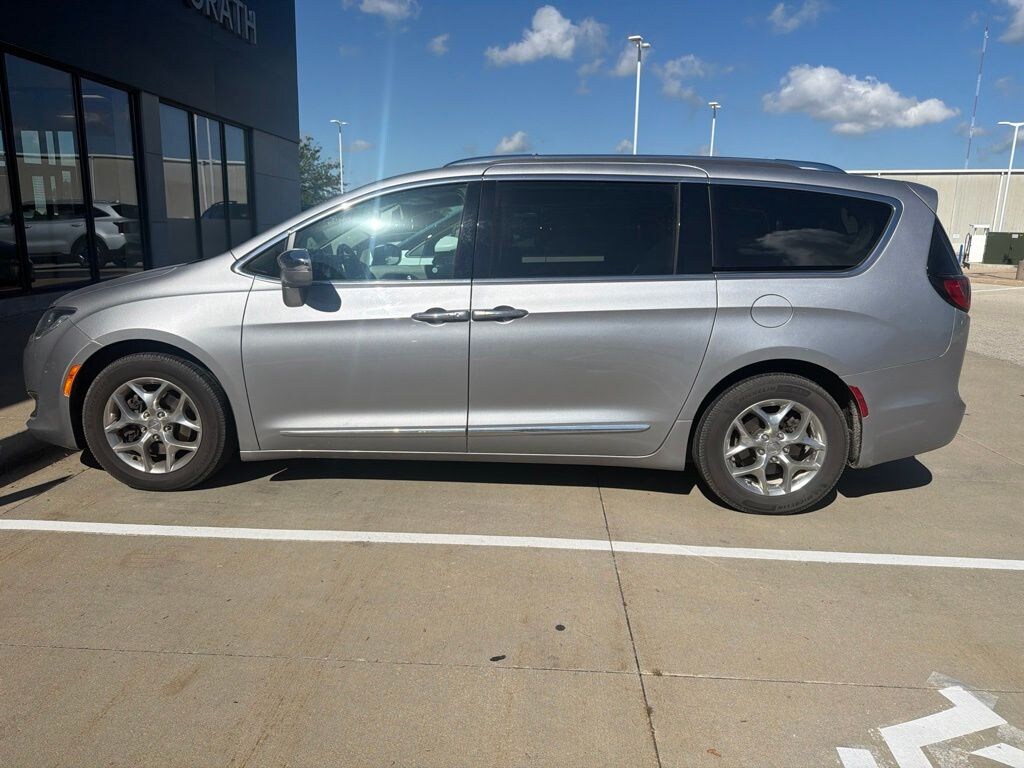 Used 2018 Chrysler Pacifica Limited Minivan/Van