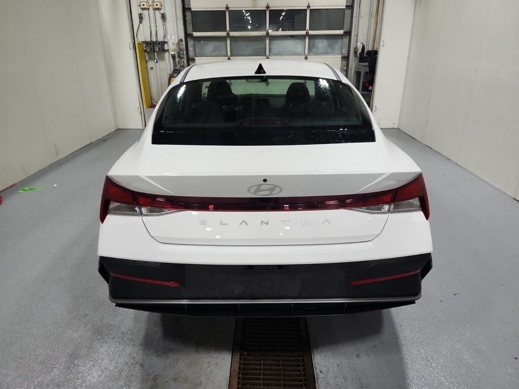 Used 2025 Hyundai Elantra SE Sedan