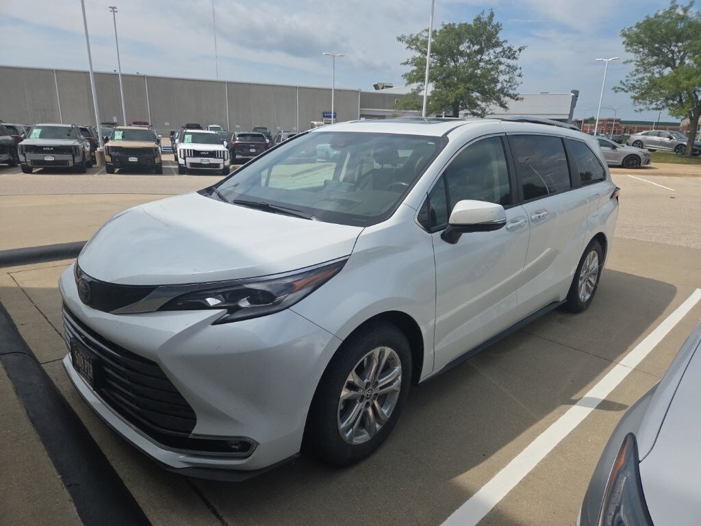 Used 2022 Toyota Sienna Platinum Minivan/Van