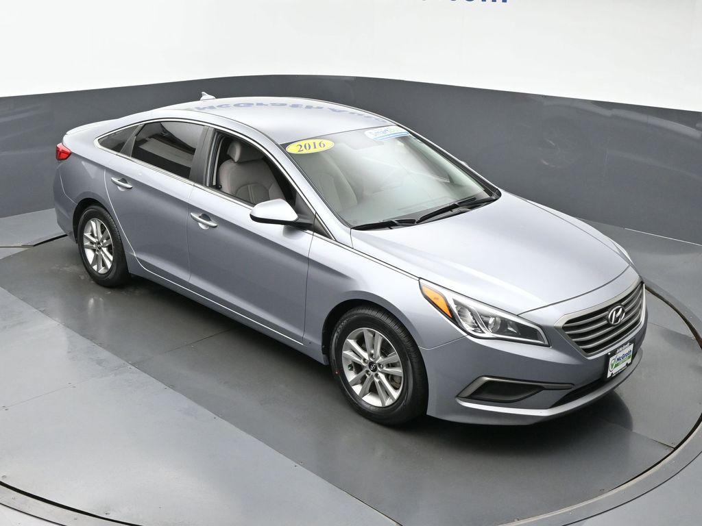 Used 2016 Hyundai Sonata SE with VIN 5NPE24AF6GH322505 for sale in Hiawatha, IA