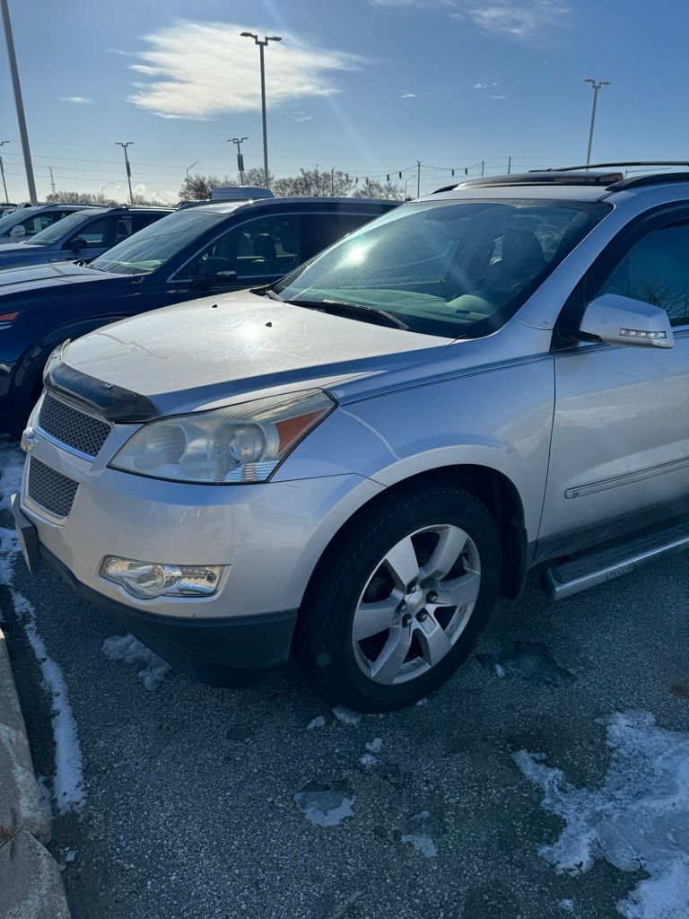 Used 2009 Chevrolet Traverse LTZ with VIN 1GNEV33D19S105985 for sale in Hiawatha, IA