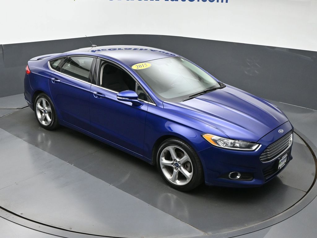 2015 Ford Fusion SE photo 2