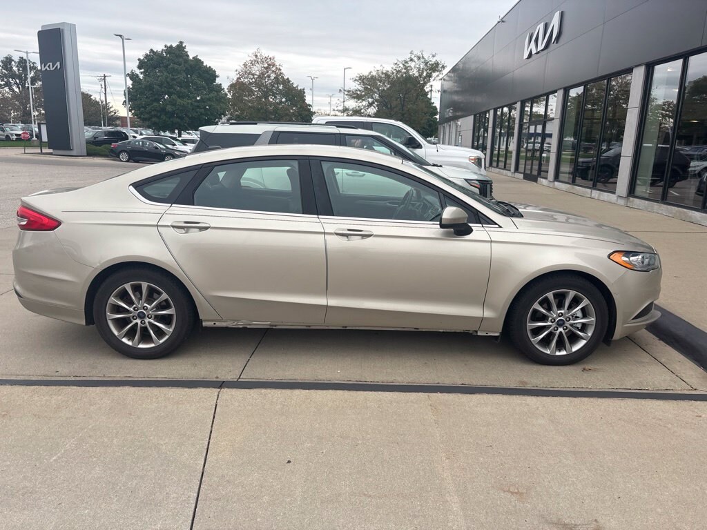 Used 2017 Ford Fusion SE Sedan