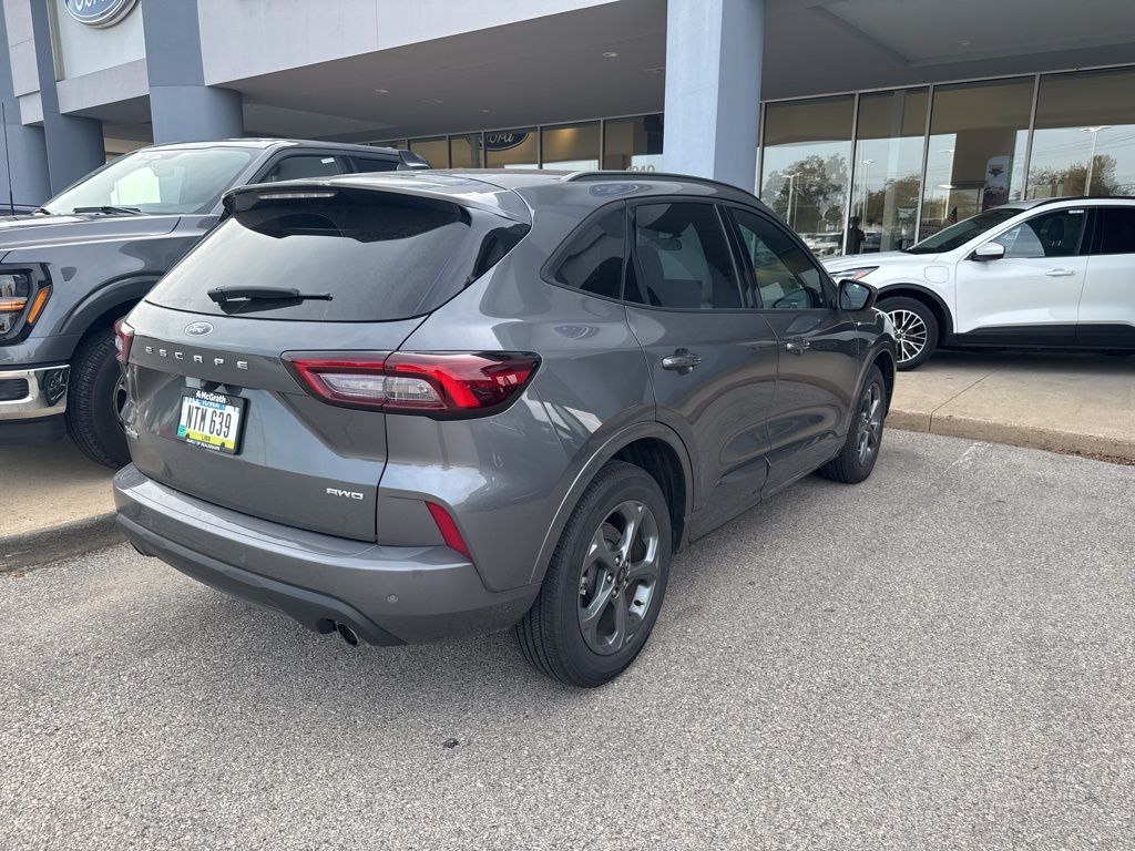 2023 Ford Escape ST-Line Select photo 2
