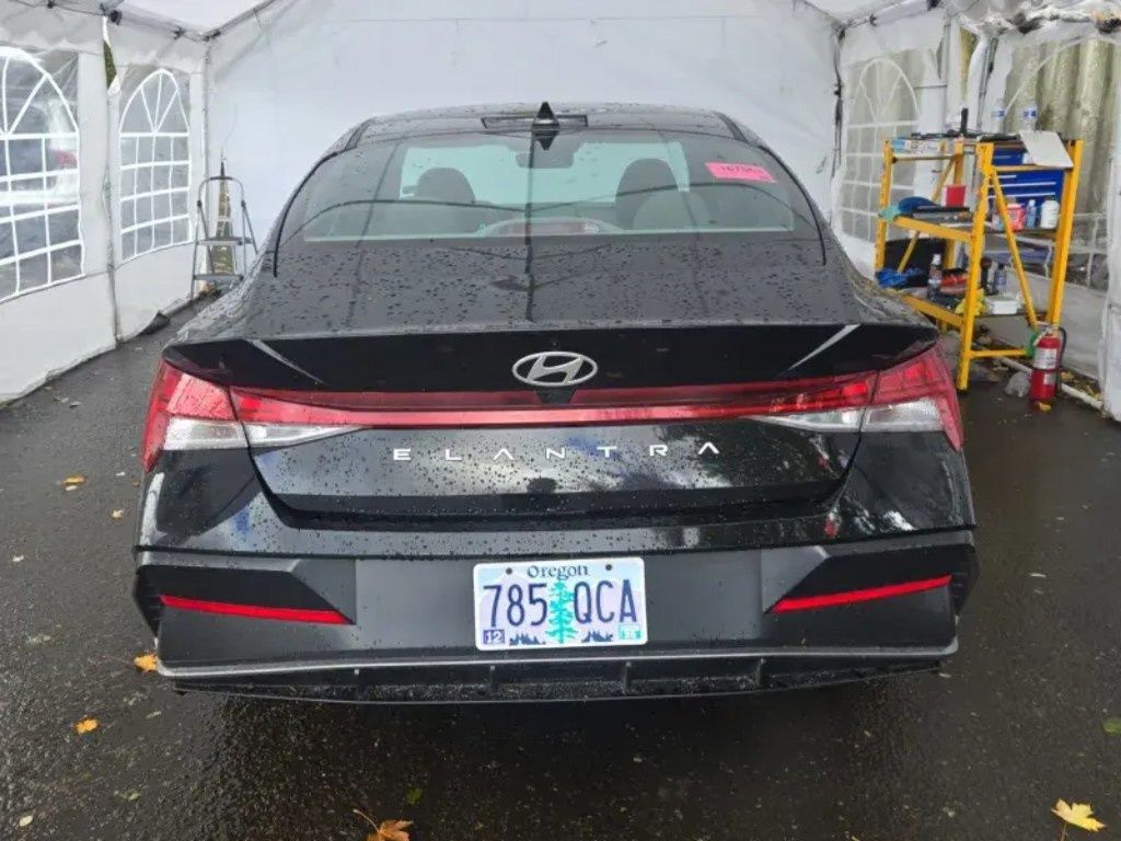 2025 Hyundai Elantra SEL Convenience photo 4