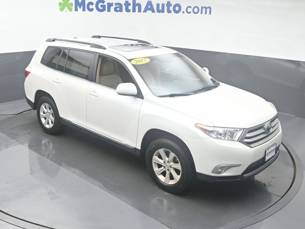 Used 2012 Toyota Highlander SE with VIN 5TDBK3EH3CS156621 for sale in Hiawatha, IA