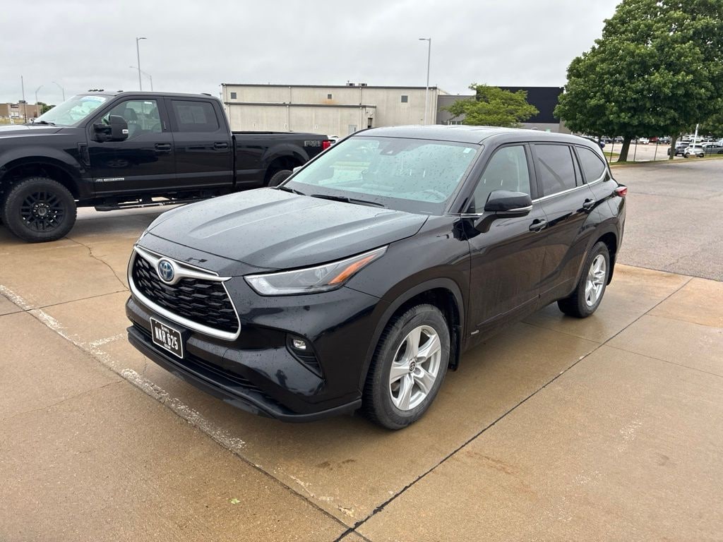Used 2023 Toyota Highlander Hybrid LE SUV