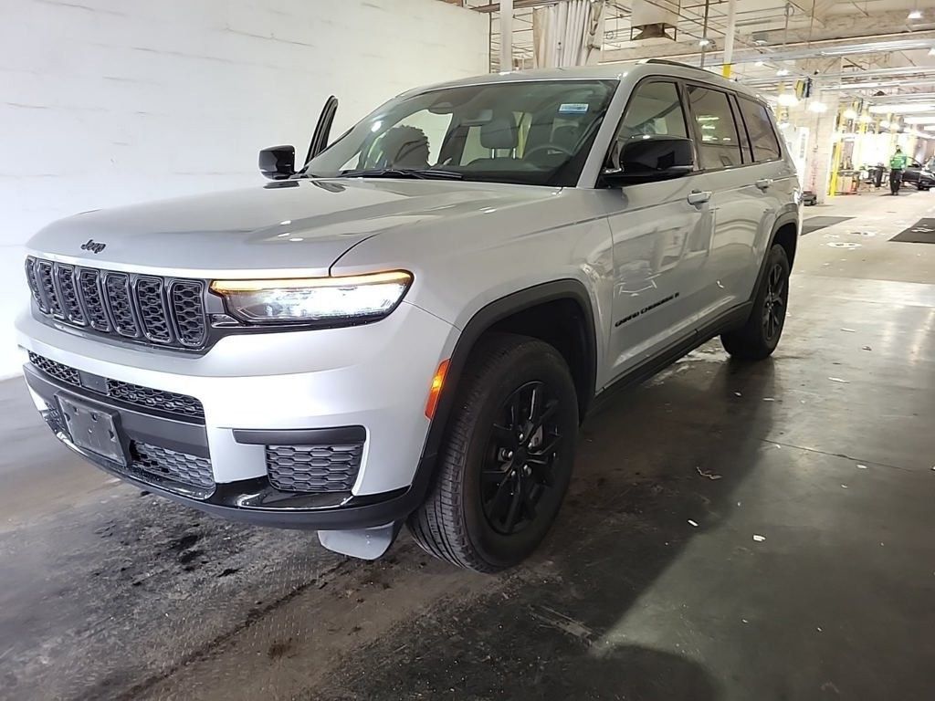 2024 Jeep Grand Cherokee Altitude photo 4