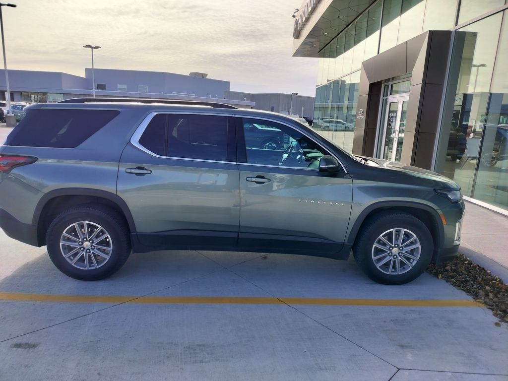 2022 Chevrolet Traverse photo 2