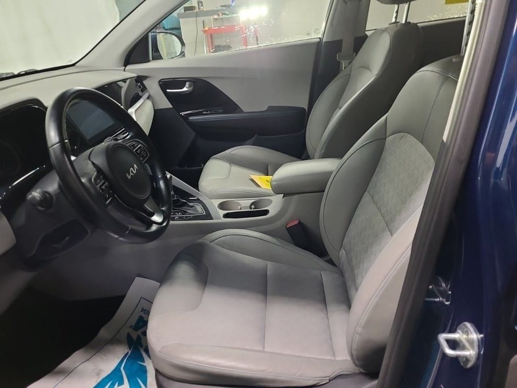 2022 Kia Niro LXS photo 3