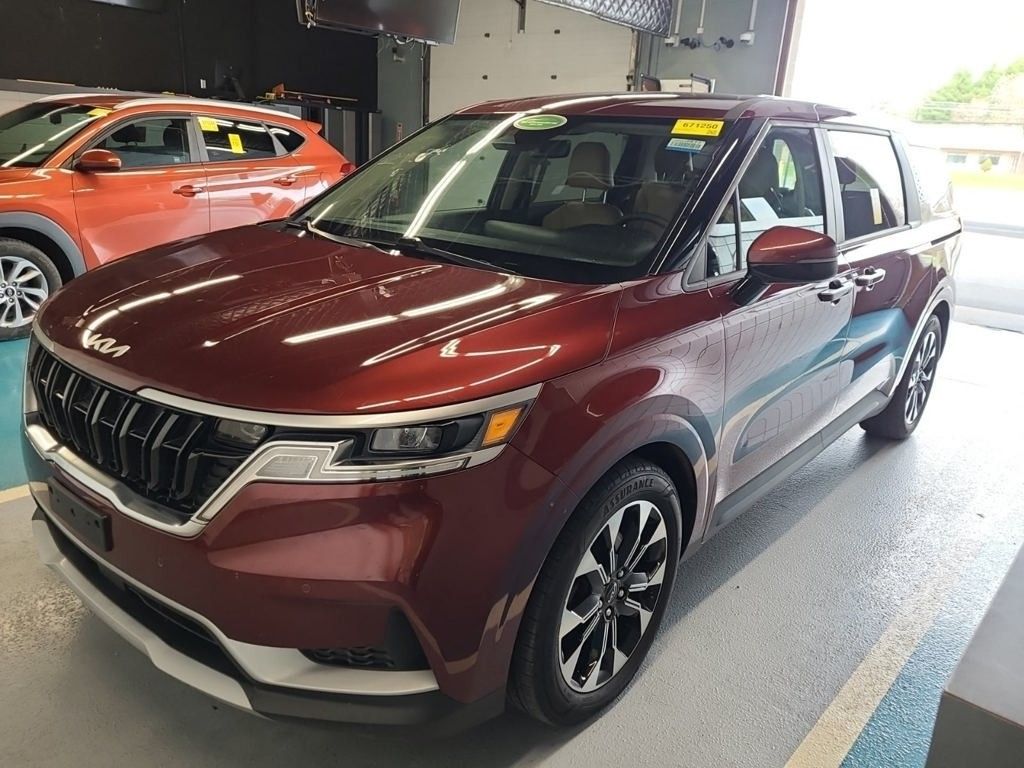 2022 Kia Carnival EX photo 2