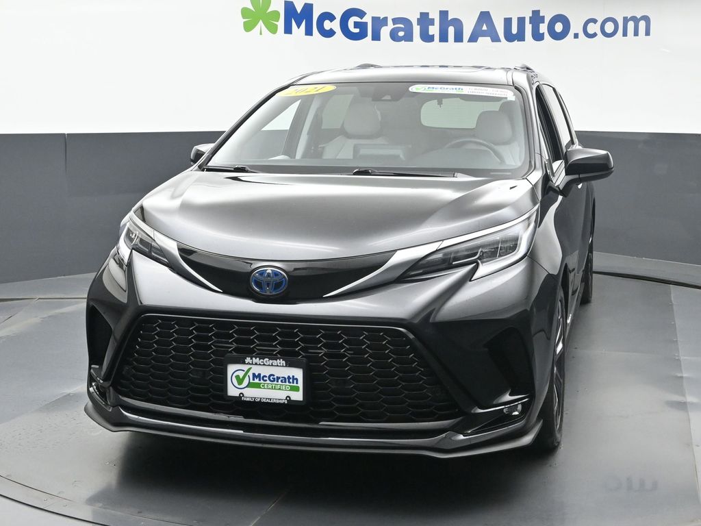 2021 Toyota Sienna XSE photo 3