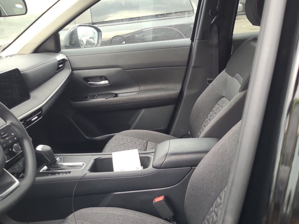 2025 Nissan Kicks SV photo 3